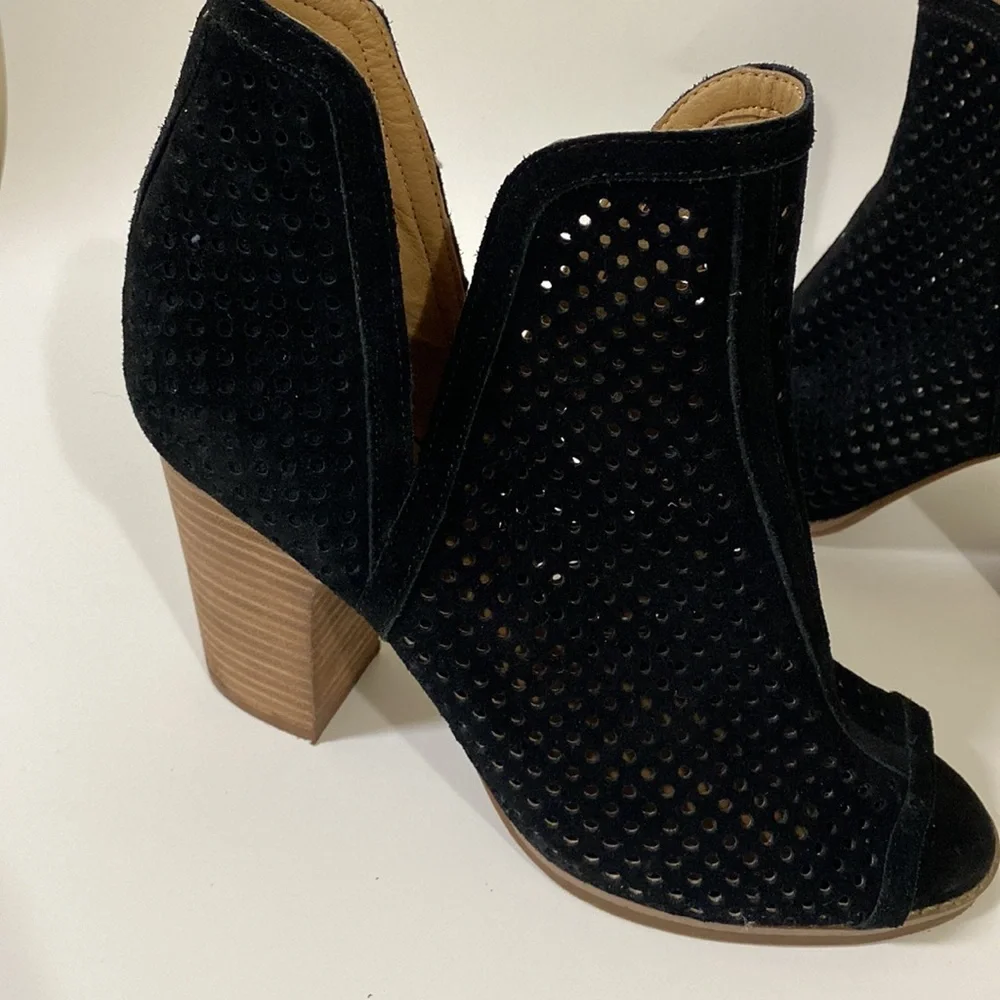 Lucky Brand pull perforated
